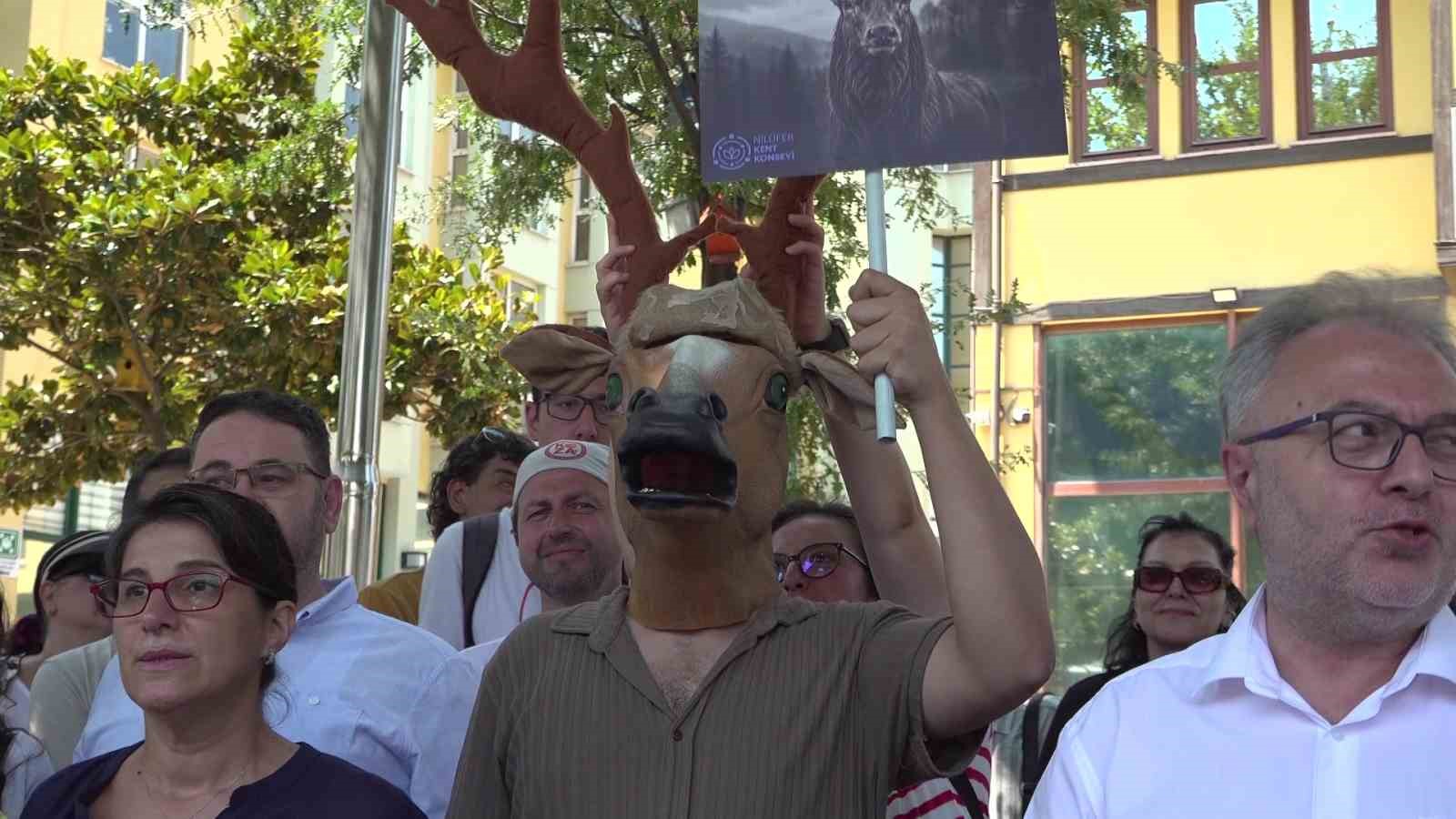 Bursa’da kızıl geyik av ihalesine geyik kostümlü protesto