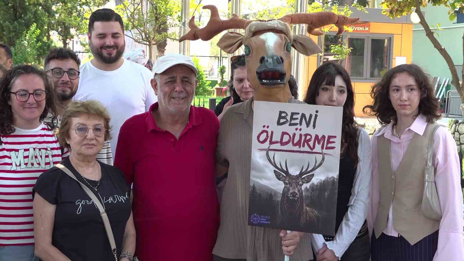 Bursa’da kızıl geyik av ihalesine geyik kostümlü protesto