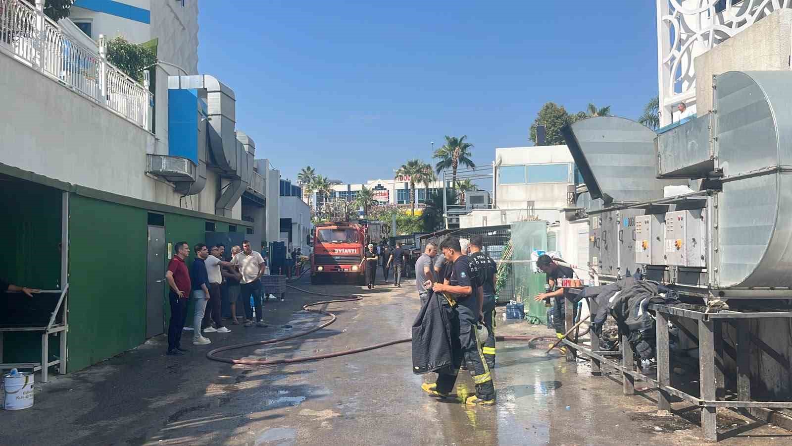 Alanya’da 5 yıldızlı otelin geri dönüşüm deposundaki yangın korkuttu