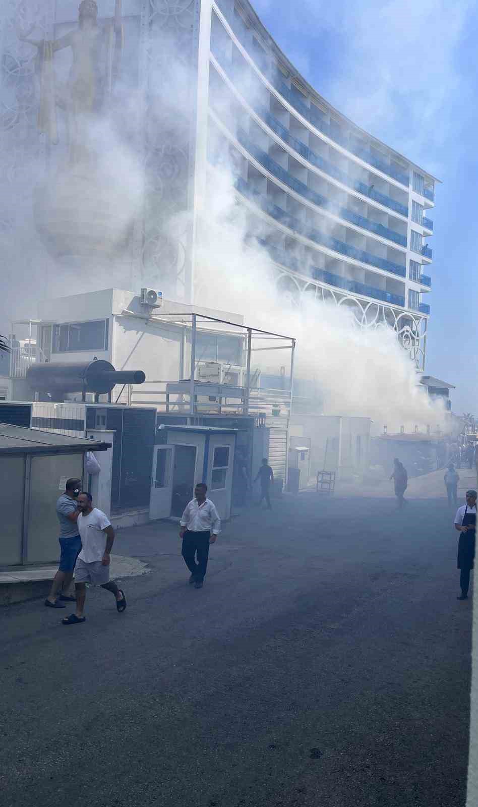 Alanya’da 5 yıldızlı otelin geri dönüşüm deposundaki yangın korkuttu