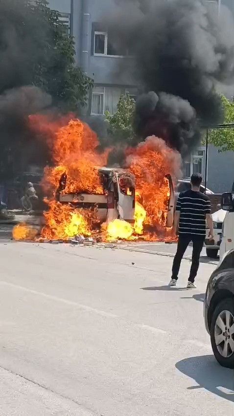 Çakmak yüklü araç alev alev yandı