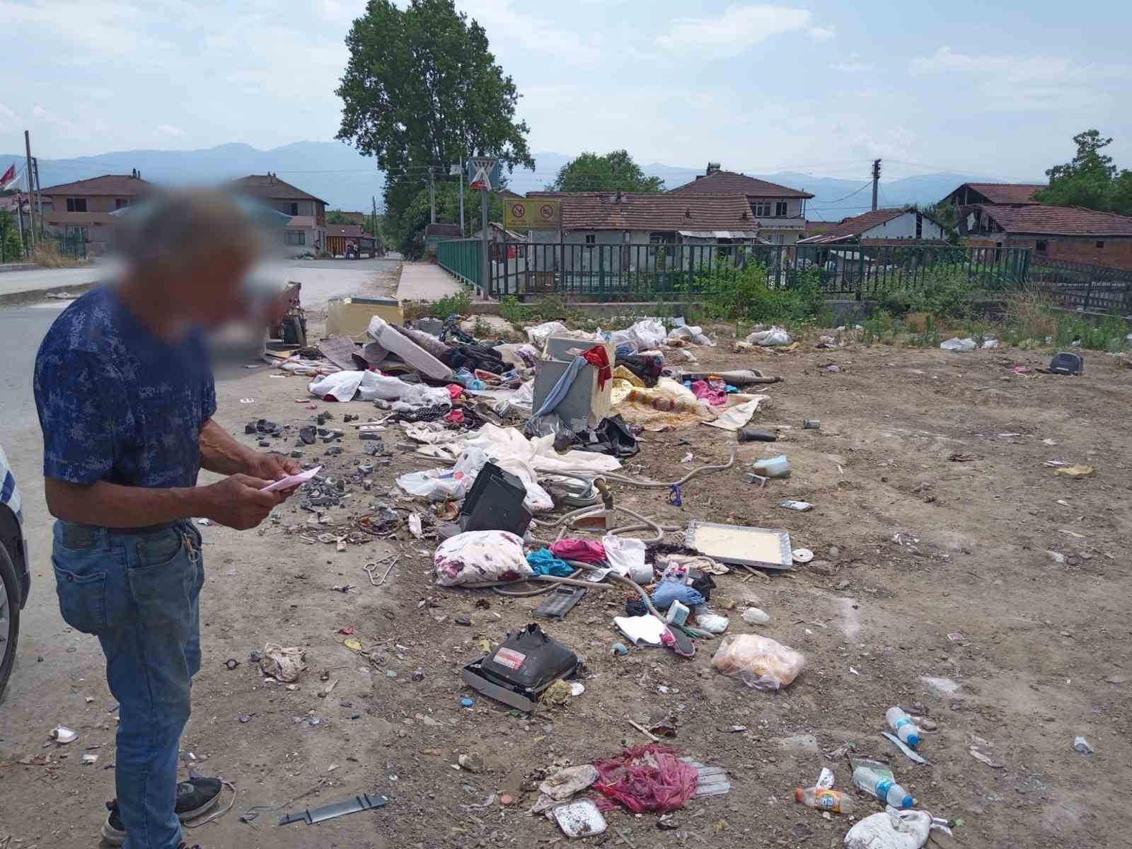 Sokağa evsel atık atarken fotoğraflandı