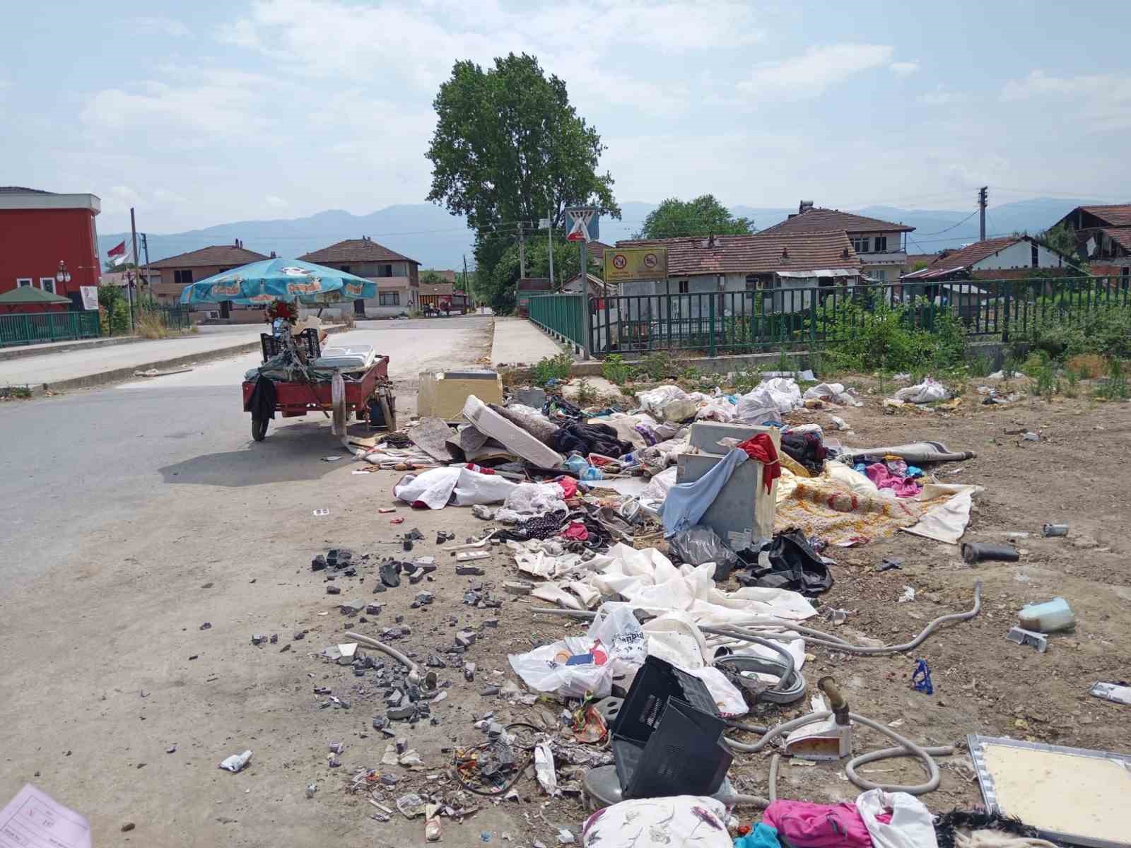 Sokağa evsel atık atarken fotoğraflandı