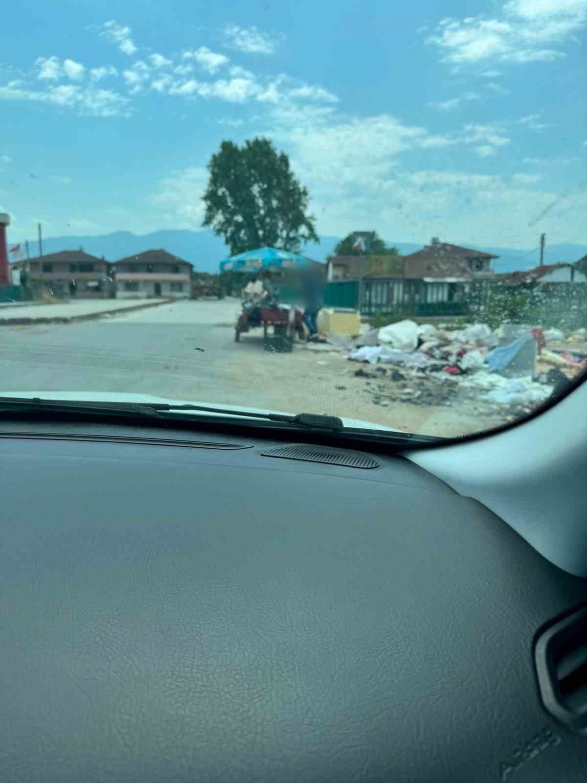 Sokağa evsel atık atarken fotoğraflandı