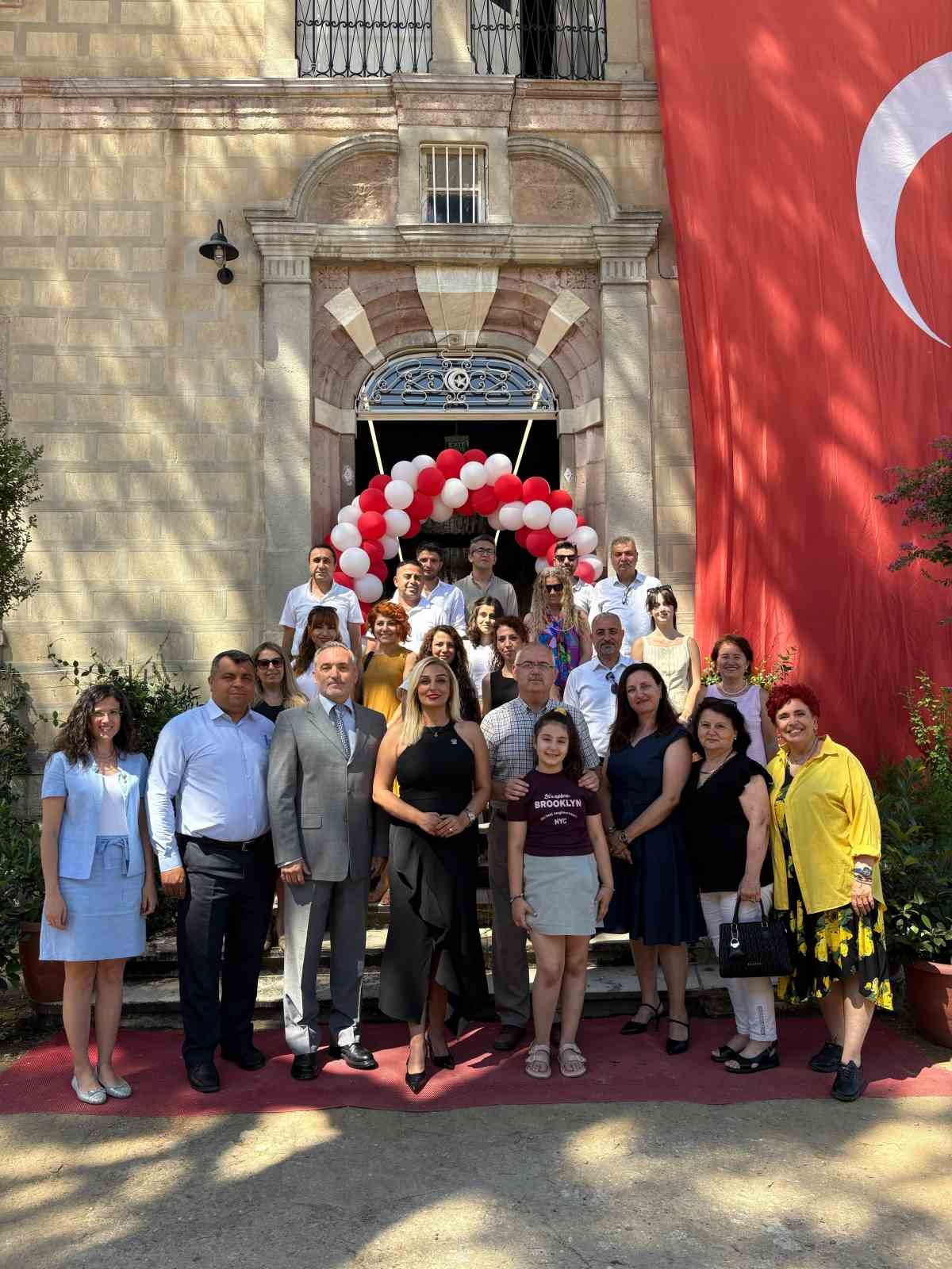 İzmir’in tarihi okuluna hayırsever ve gönüllü desteğiyle modern kütüphane