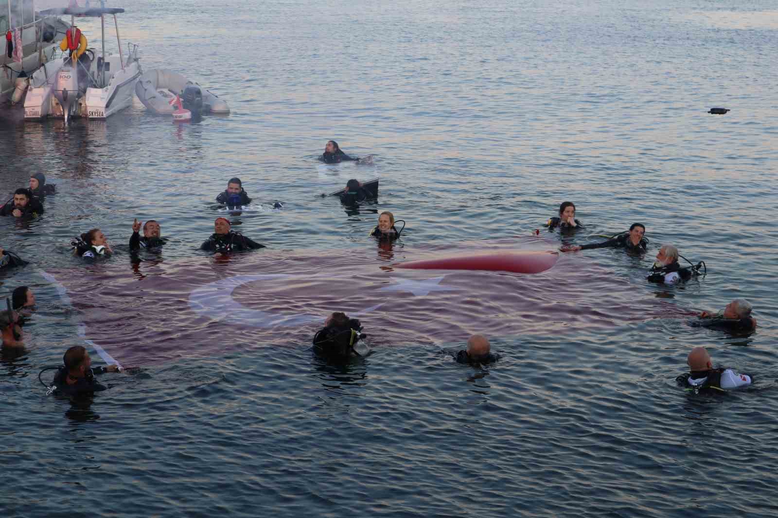 Moda İskelesi’nde tarihi kutlama: Kabotaj Bayramı için 100 noktada aynı anda daldılar