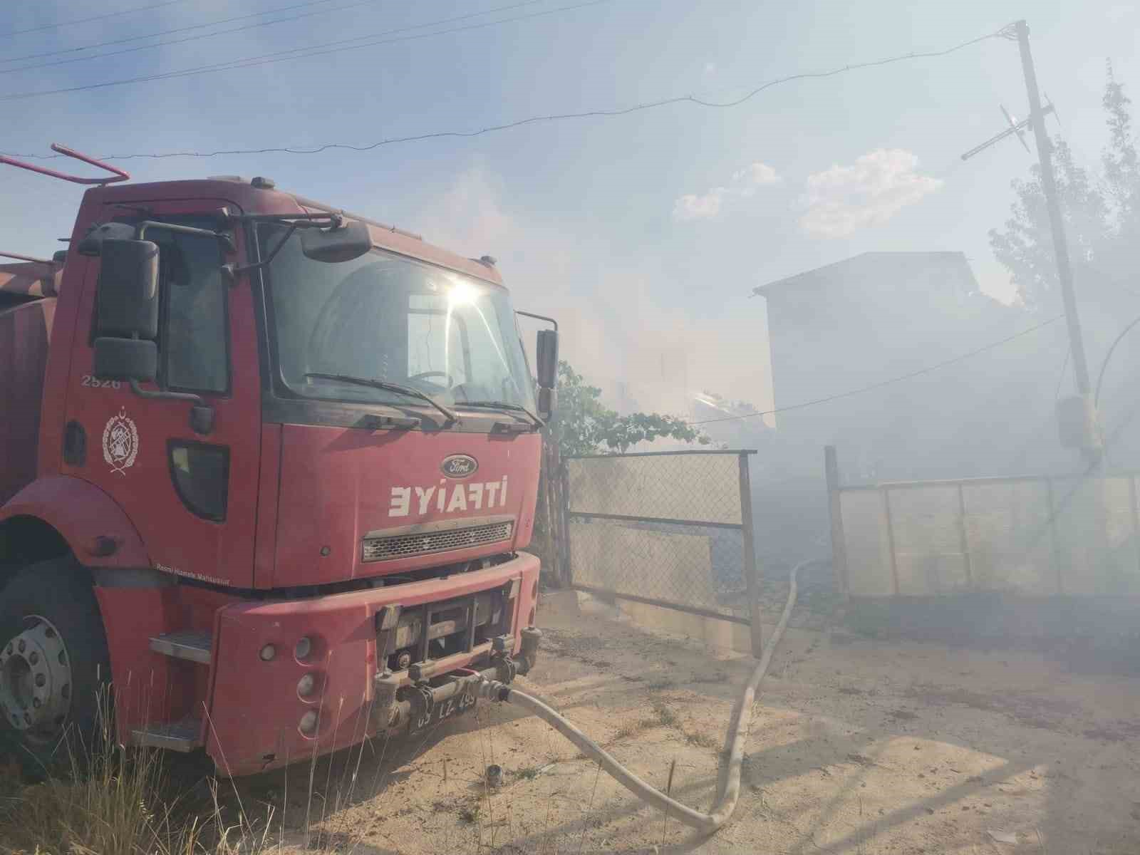 Arazideki odunların tutuşması sonucu yangın çıktı