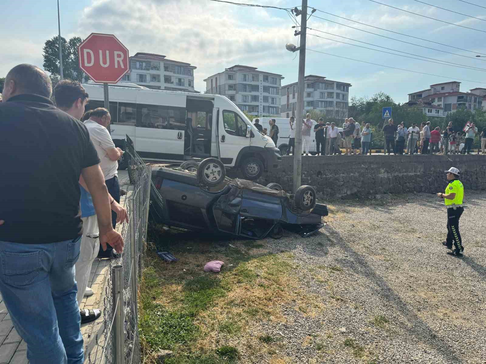 İşçi servisiyle çarpışan otomobil bahçeye uçtu: 3 yaralı