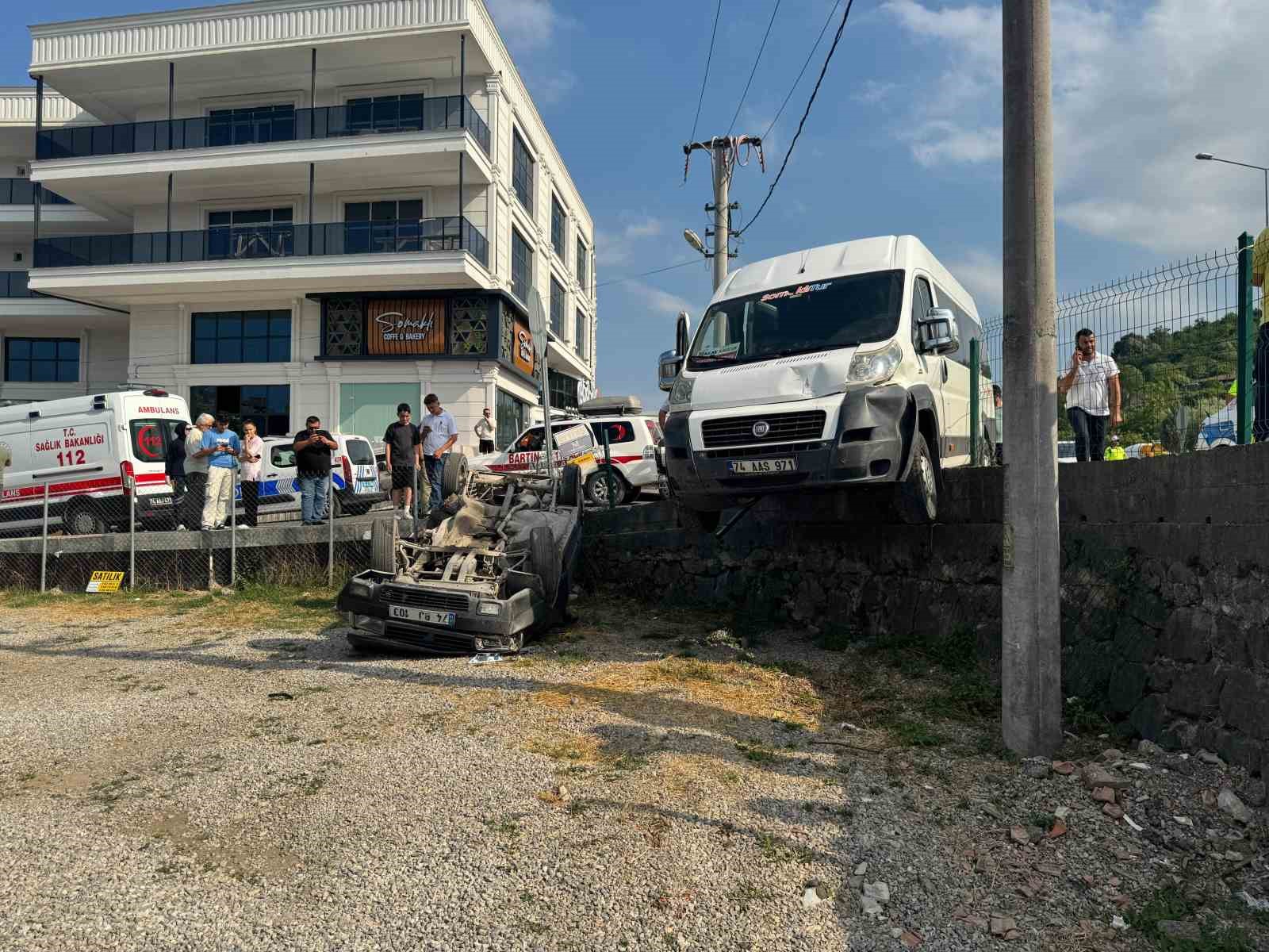 İşçi servisiyle çarpışan otomobil bahçeye uçtu: 3 yaralı