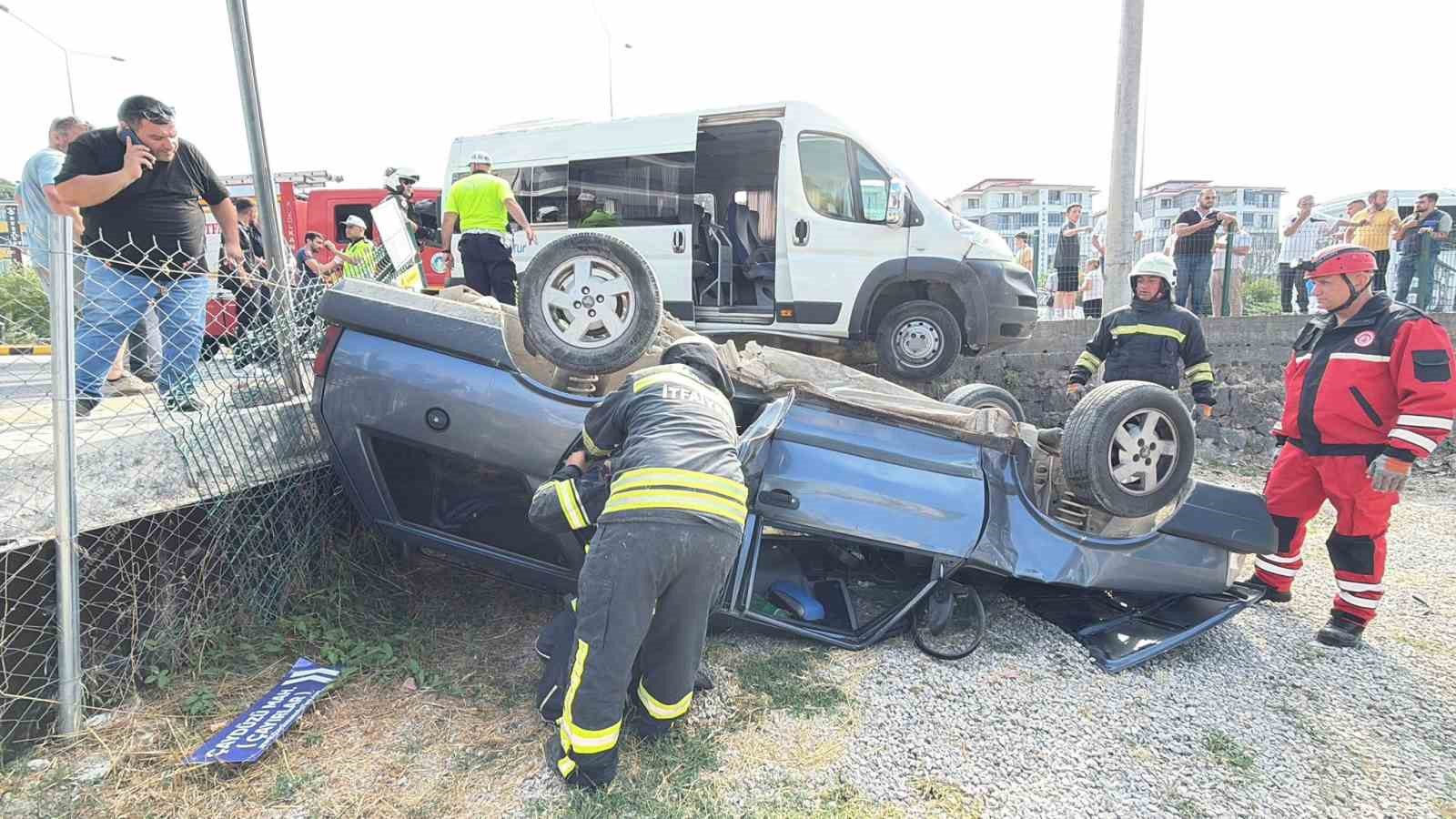 İşçi servisiyle çarpışan otomobil bahçeye uçtu: 3 yaralı