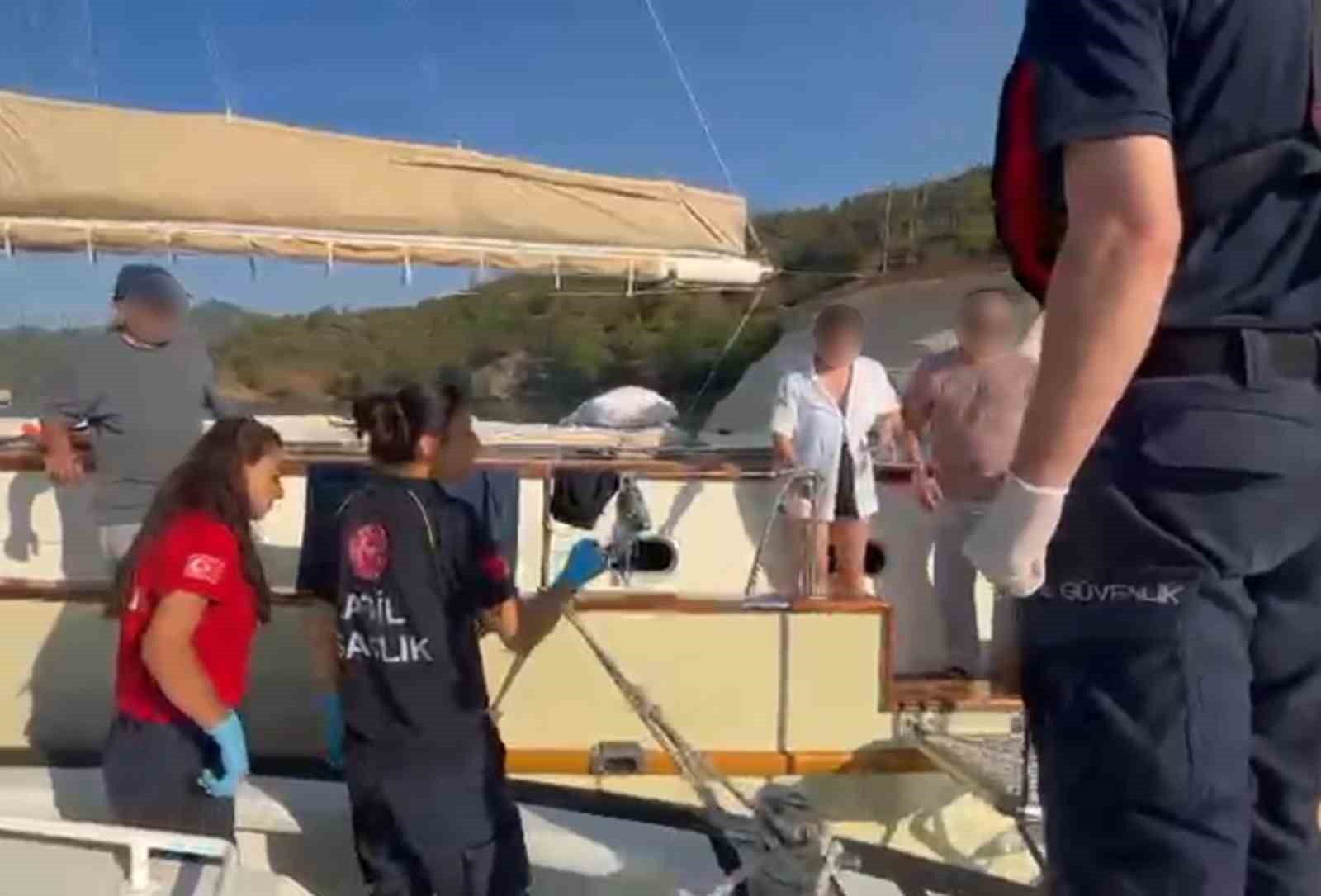 Özel teknelerde rahatsızlanan iki vatandaşa tıbbi tahliye
