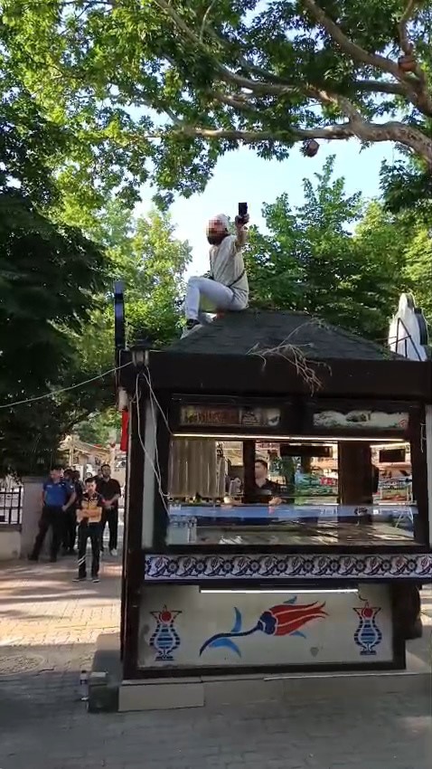 Kütahya’da büfe krizi: Esnaf kendini çatıya zincirledi, polis ve zabıta eşliğinde büfeler kaldırıldı