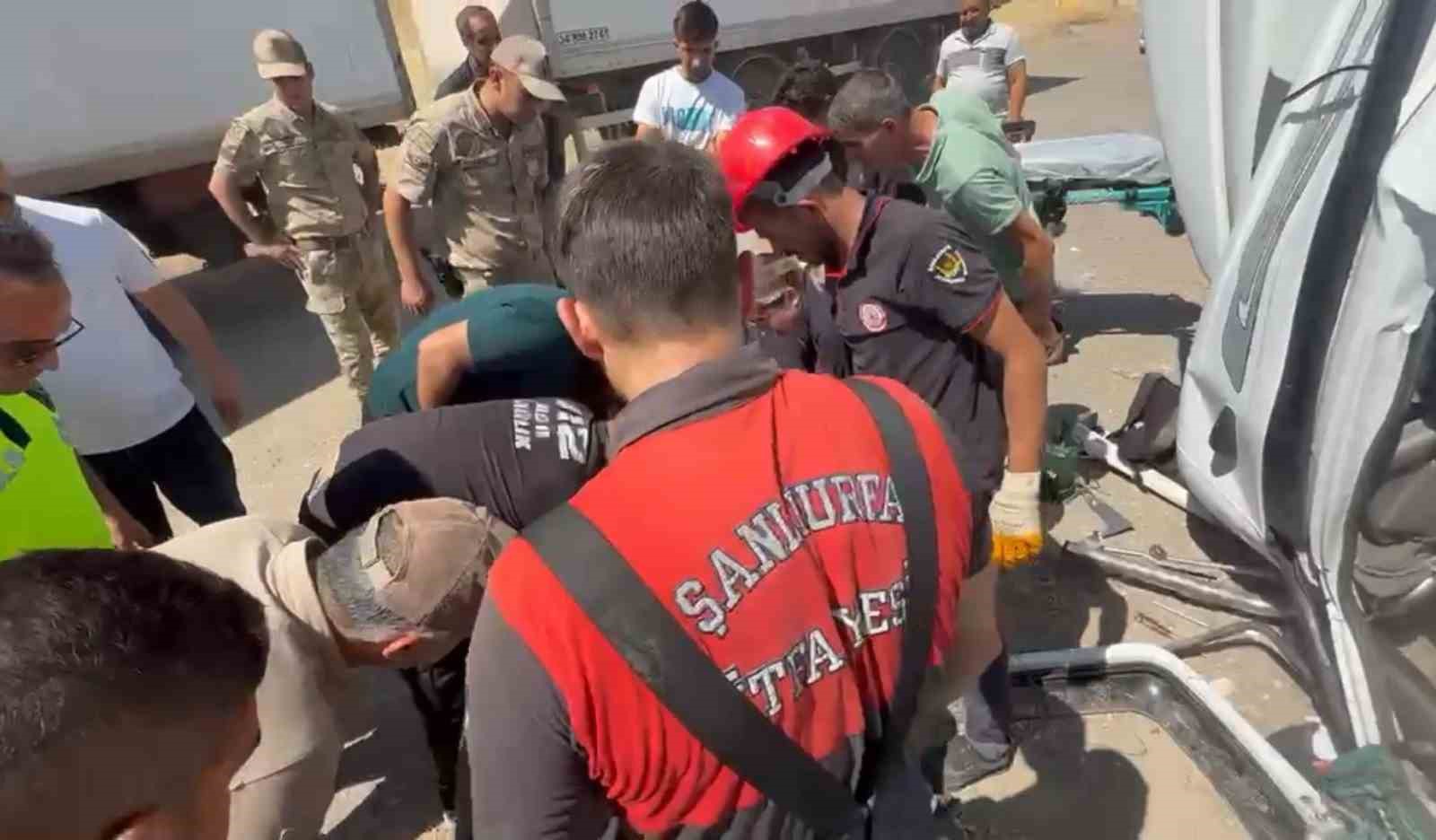 Şanlıurfa’da tır kamyonla çarpıştı: 1 ölü, 1 yaralı