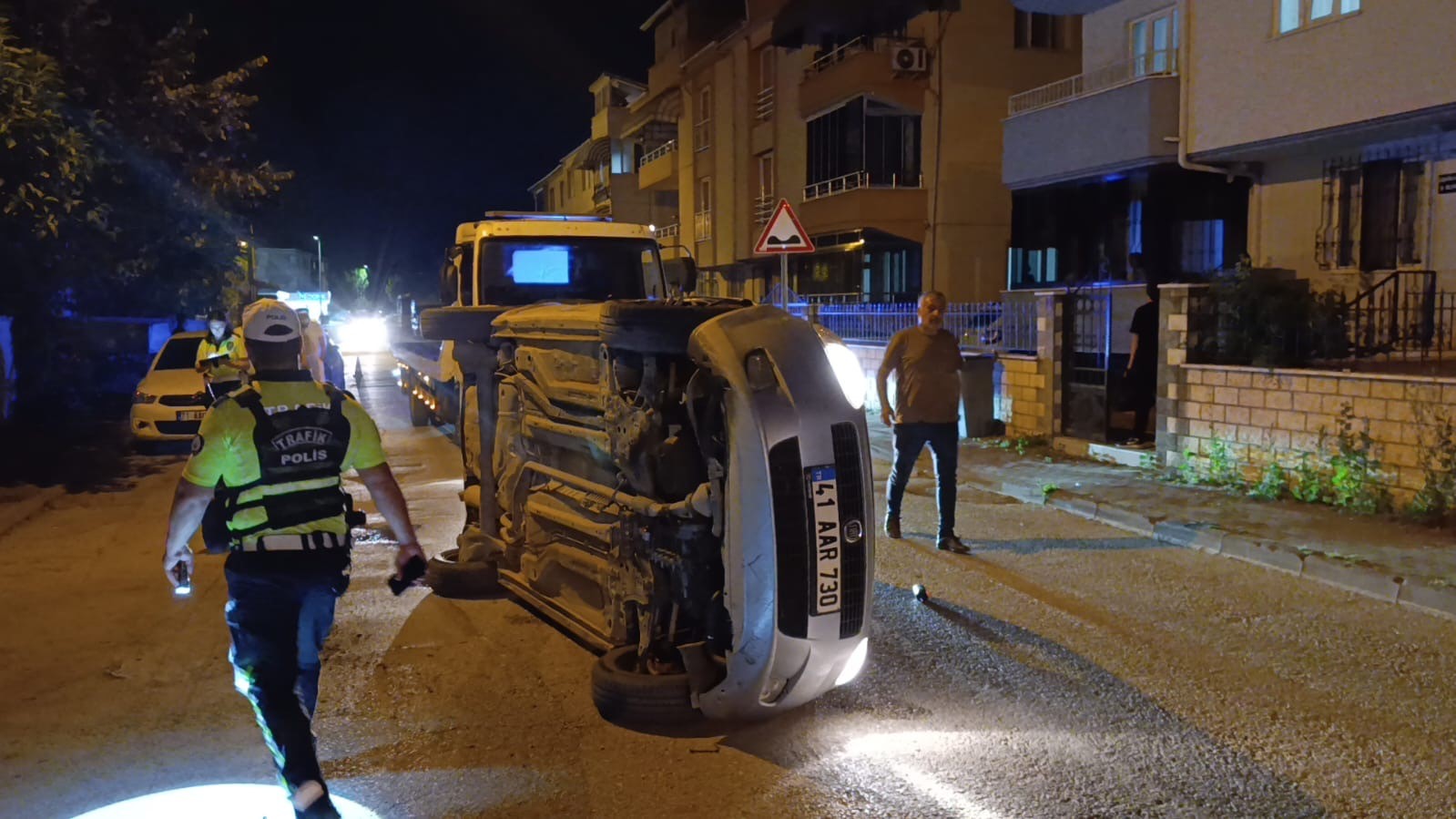 Park halindeki otomobile çarpıp yan yattı, sürücüsü olay yerinden kaçtı