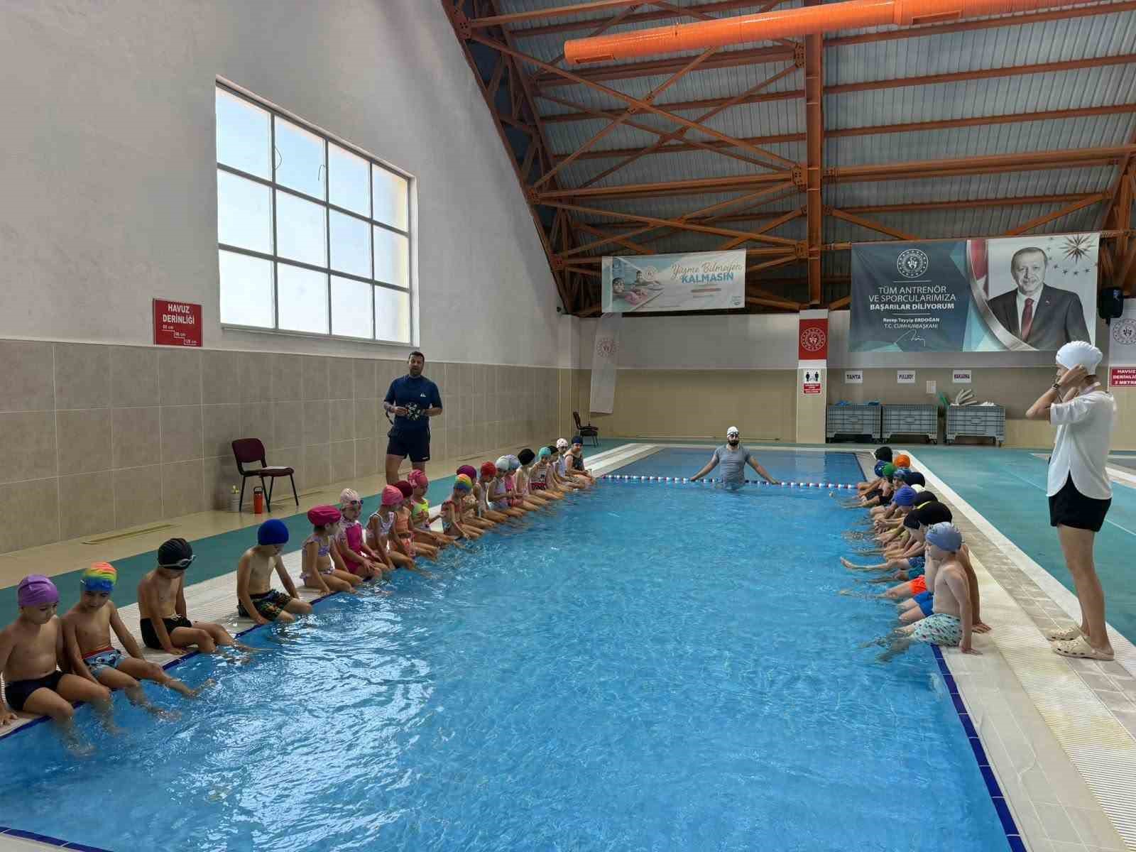 Nazilli’de çocuklar yaz tatilini yüzme öğrenerek geçiriyor