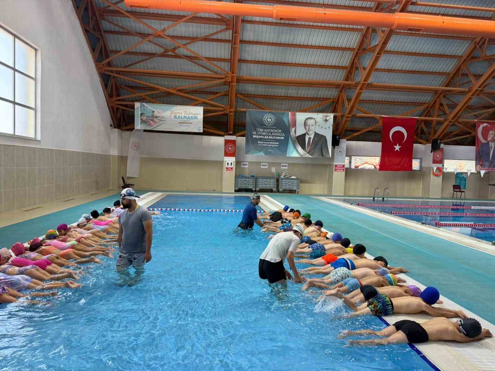 Nazilli’de çocuklar yaz tatilini yüzme öğrenerek geçiriyor