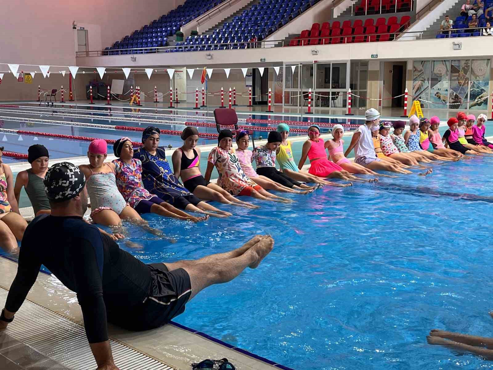 Nazilli’de çocuklar yaz tatilini yüzme öğrenerek geçiriyor