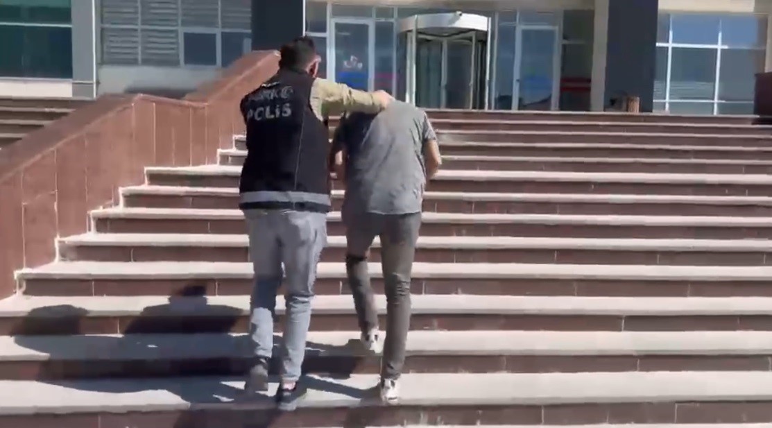 Kars’ta İranlı kuryenin midesinden 76 parça metamfetamin çıktı