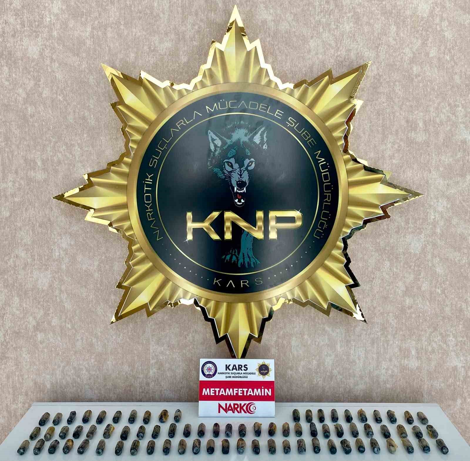 Kars’ta İranlı kuryenin midesinden 76 parça metamfetamin çıktı