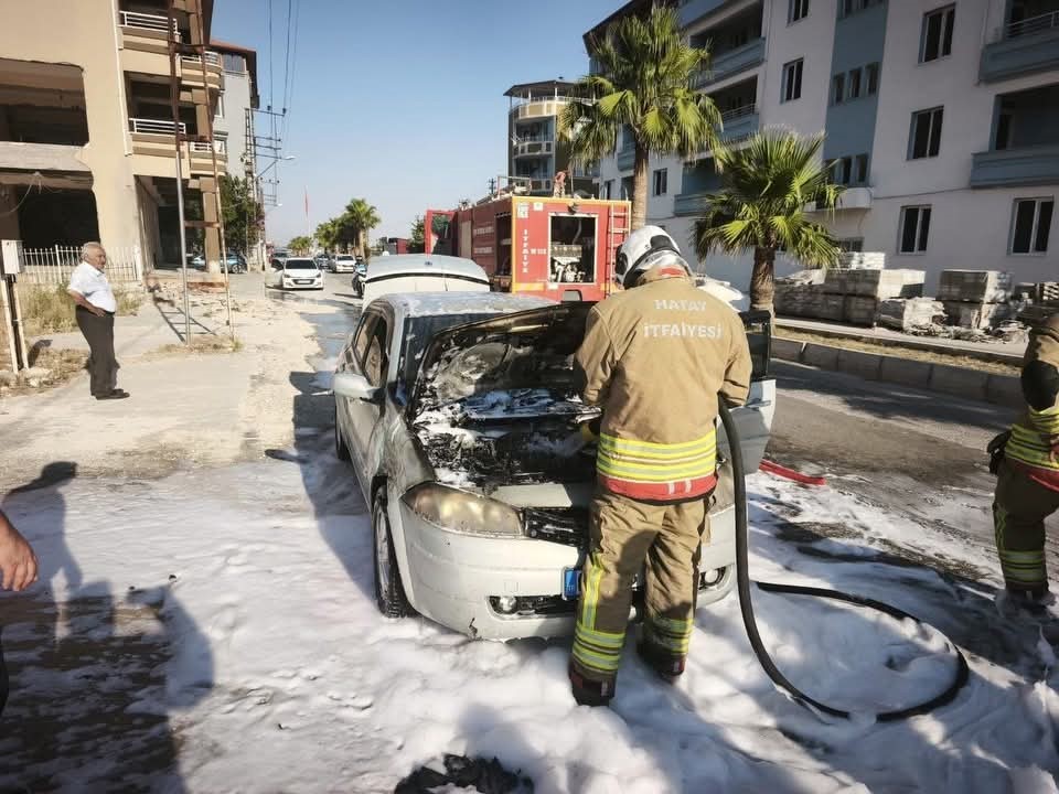 Antakya’da aracın motorundan alevler yükseldi