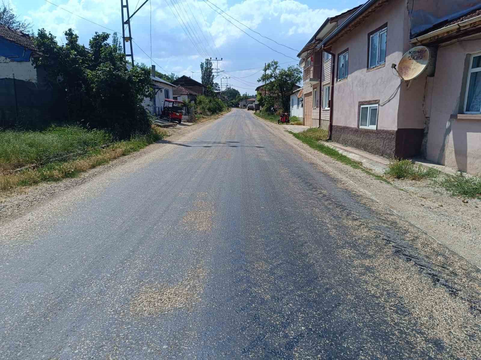 Sıcaklığın 35 dereceyi bulduğu Bilecik’te asfalt eridi