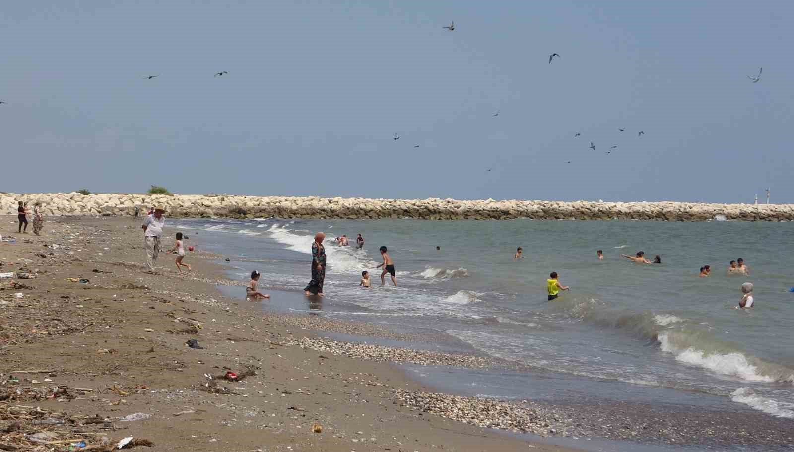 Sıcak ve nemin bastırdığı Mersin’de vatandaşlar bici biciyle serinliyor