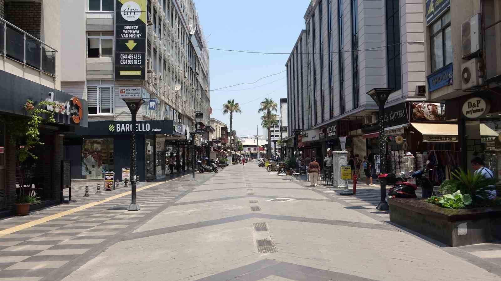 Sıcak ve nemin bastırdığı Mersin’de vatandaşlar bici biciyle serinliyor