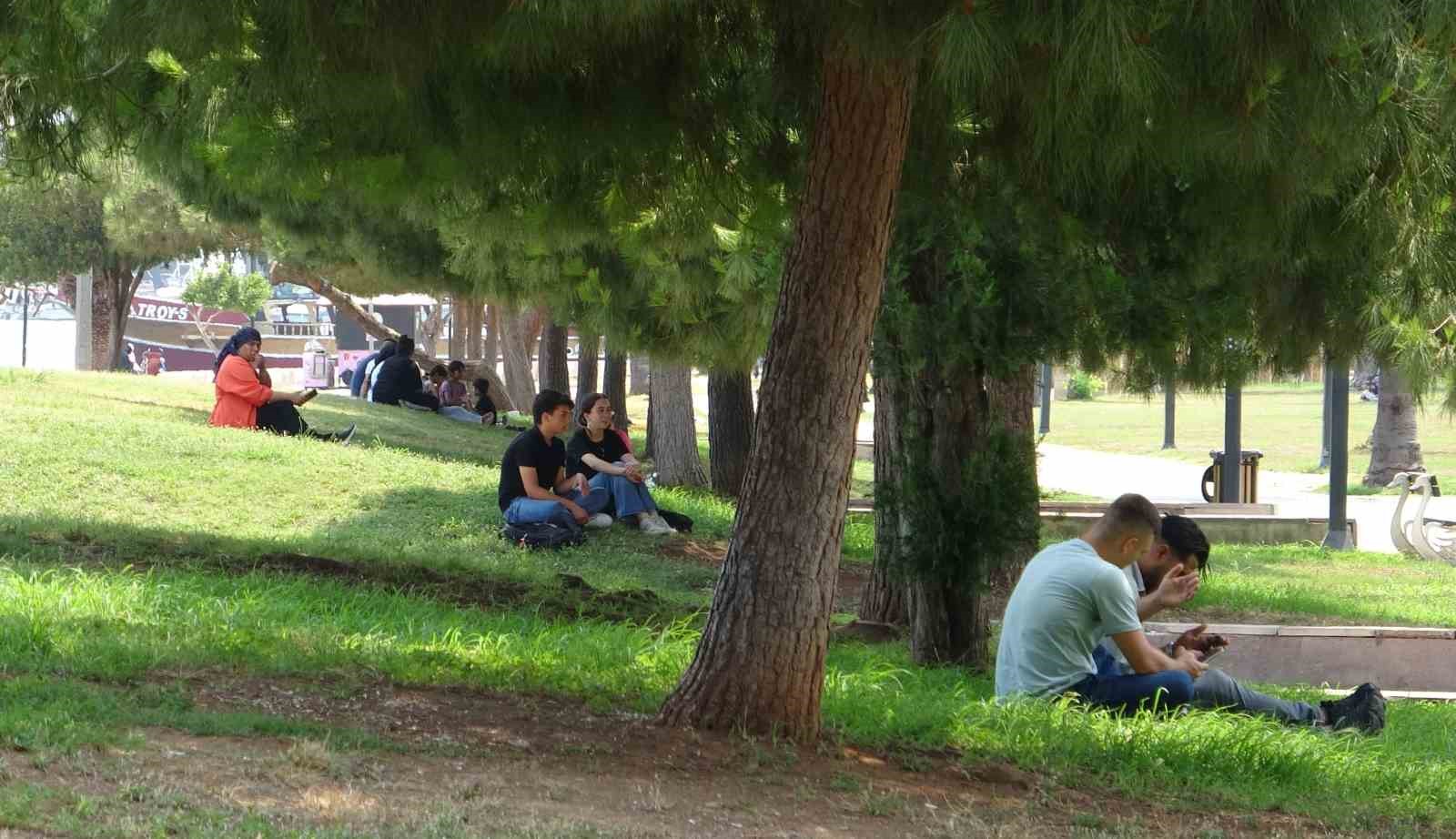 Sıcak ve nemin bastırdığı Mersin’de vatandaşlar bici biciyle serinliyor