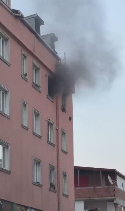 "Uzaklaştırma kararı bulunan eşin, havalandırma boşluğundan girerek evi ateşe verdiği" iddiası
