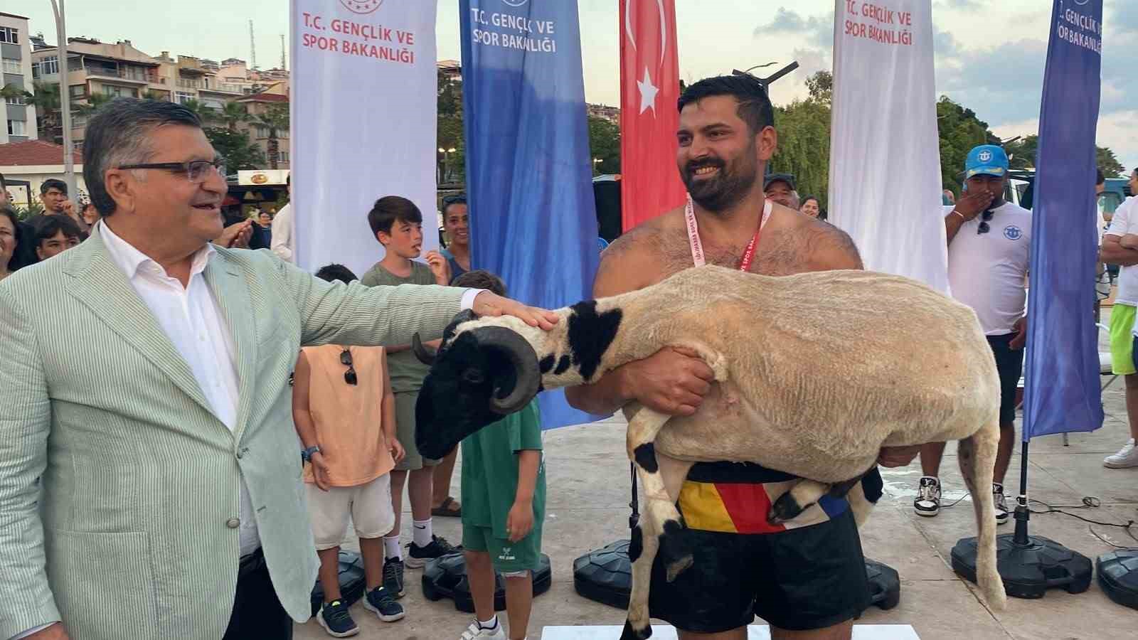 Sinop’ta Kabotaj Bayramı coşkusu: Yağlı direğin şampiyonu yine değişmedi