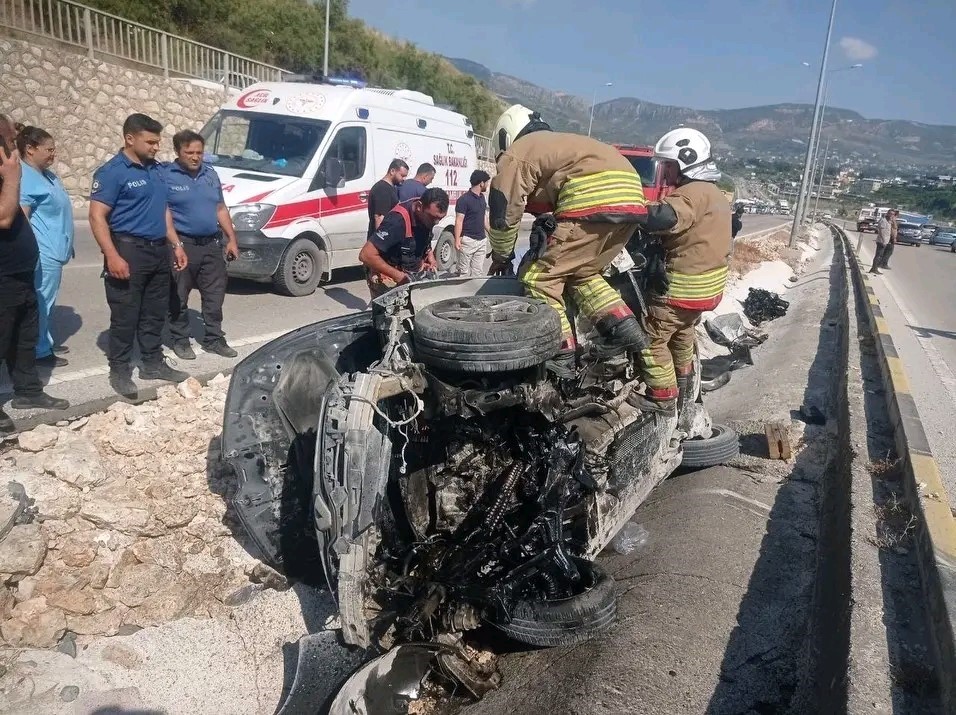 Hatay’da otomobil refüje çarptı:  1’i ağır 3 yaralı