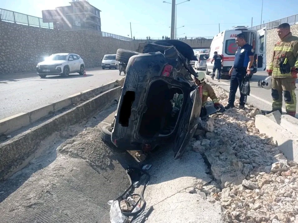 Hatay’da otomobil refüje çarptı:  1’i ağır 3 yaralı