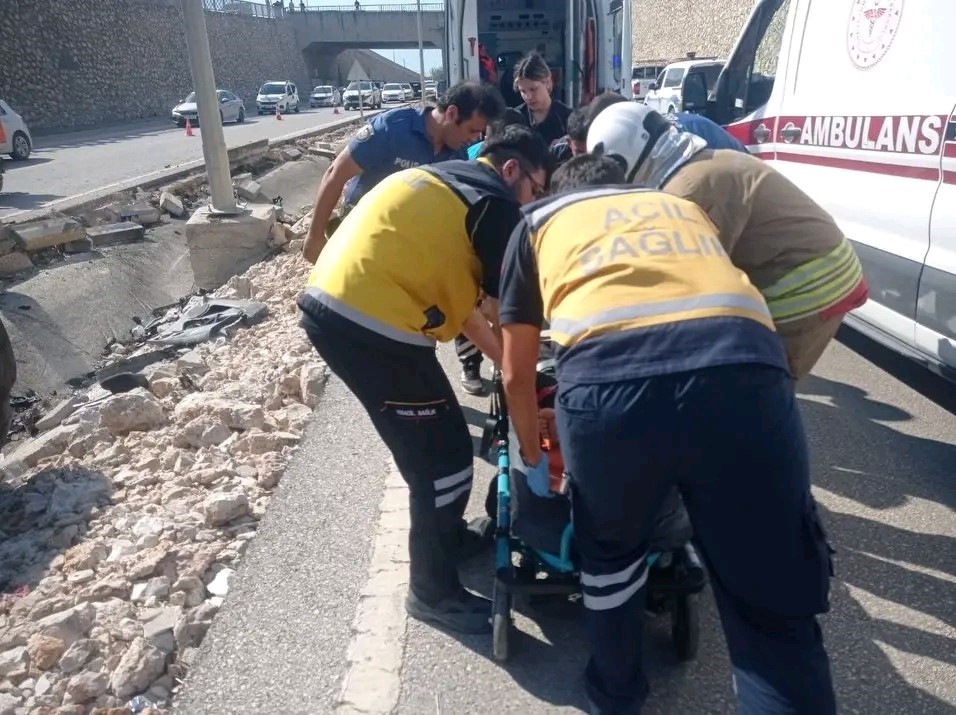 Hatay’da otomobil refüje çarptı:  1’i ağır 3 yaralı