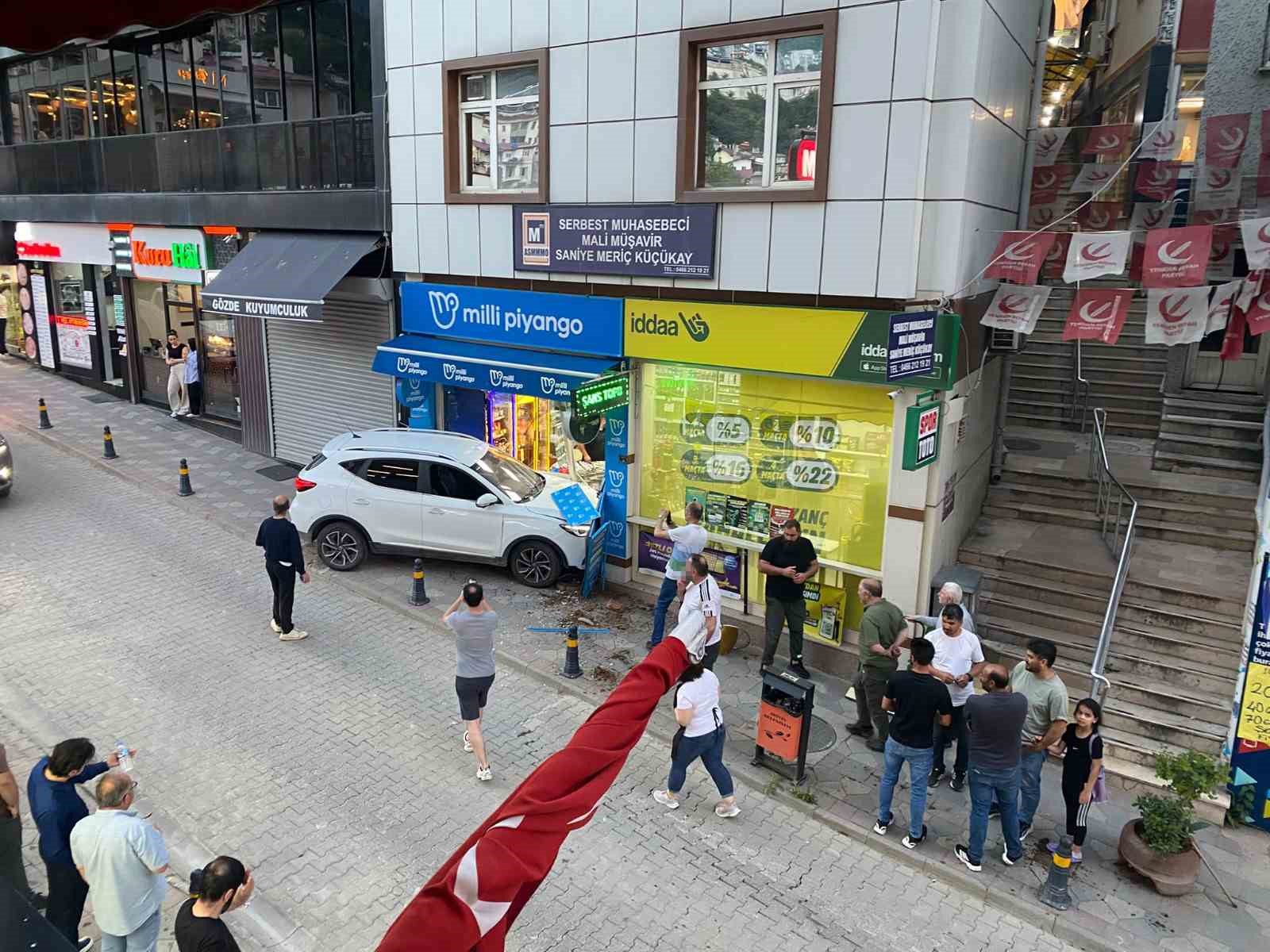 Kontrolden çıkan otomobil iş yerine daldı, facianın eşiğinden dönüldü