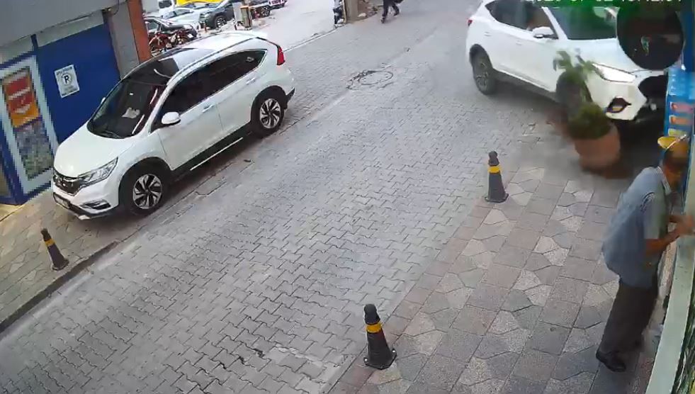 Kontrolden çıkan otomobil iş yerine daldı, facianın eşiğinden dönüldü