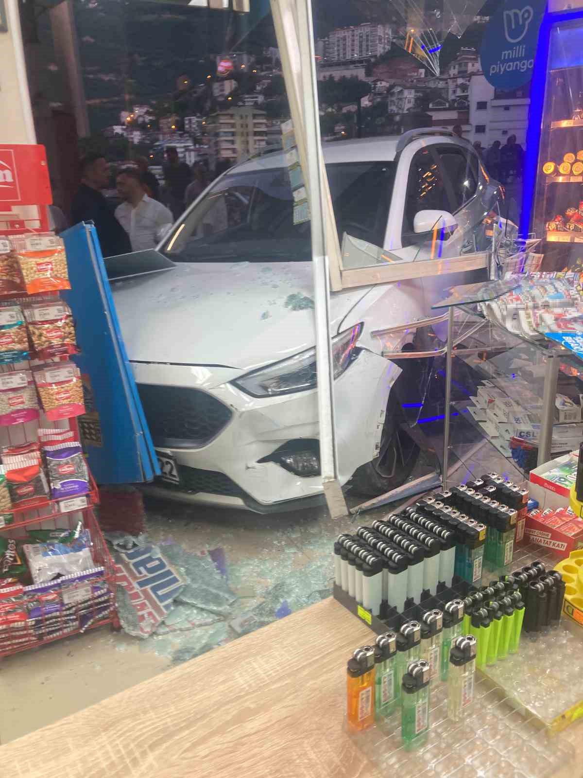 Kontrolden çıkan otomobil iş yerine daldı, facianın eşiğinden dönüldü