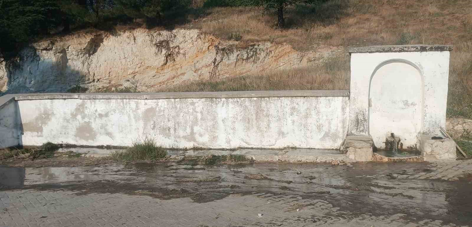 Muhtarın cabasıyla tarihi çeşme tekrar akmaya başladı