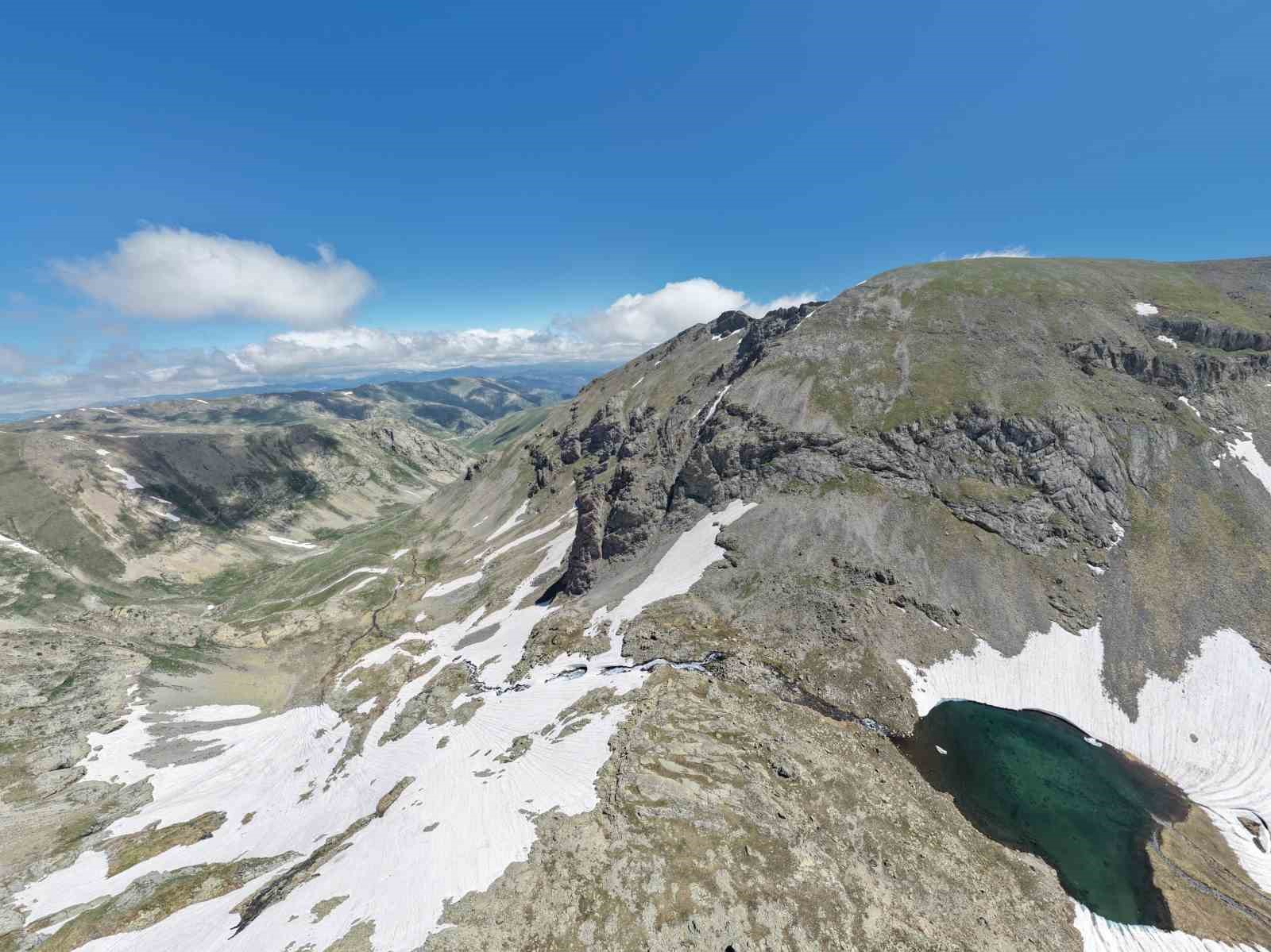 Gümüşhane’nin karlı zirveleri dronla görüntülendi