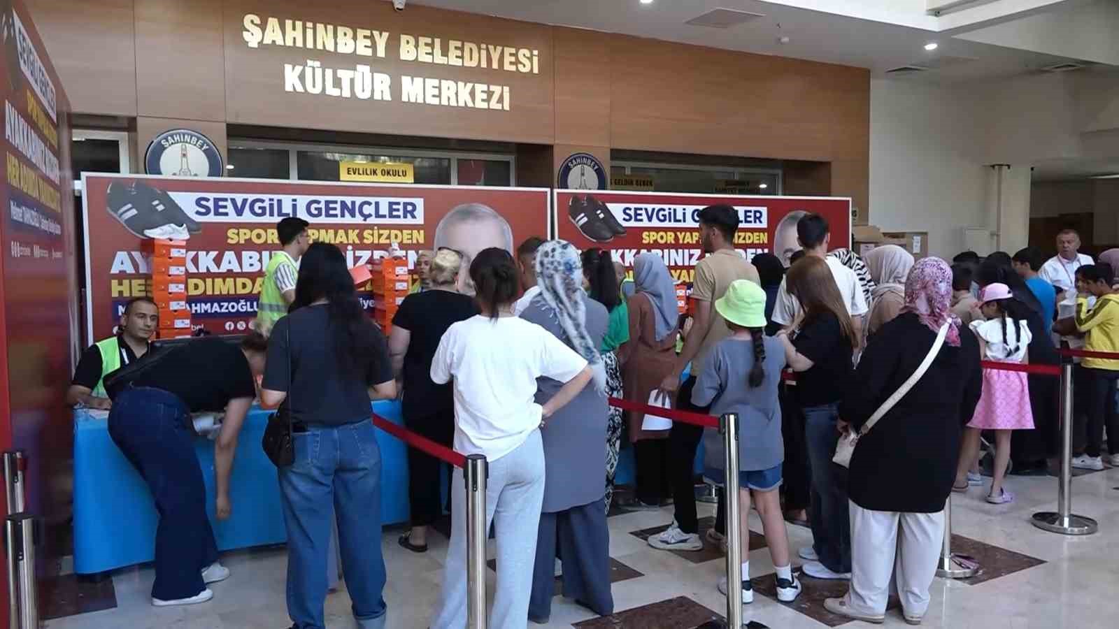 Şahinbey’de öğrencilere spor ayakkabı dağıtma geleneği devam ediyor