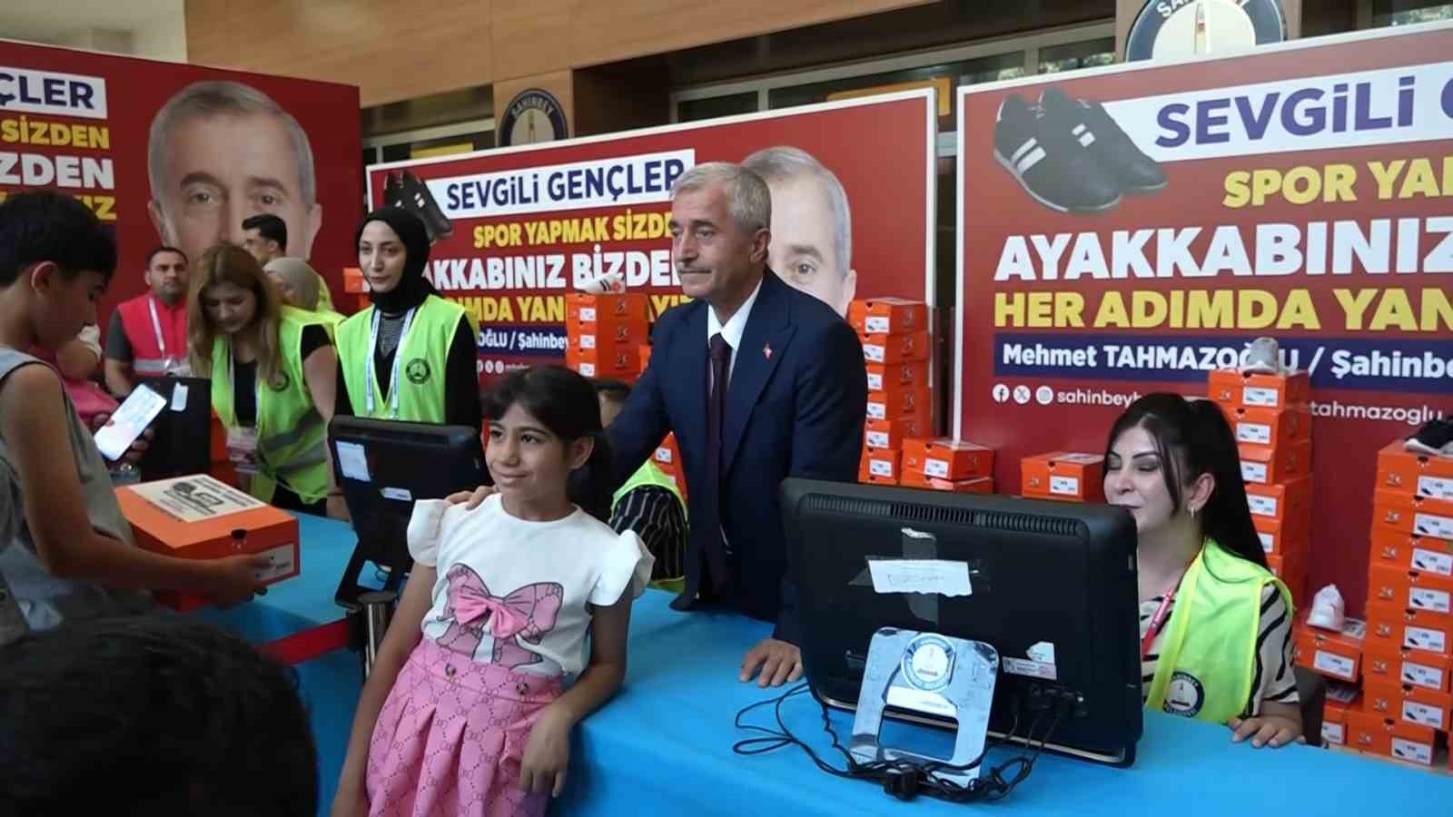 Şahinbey’de öğrencilere spor ayakkabı dağıtma geleneği devam ediyor