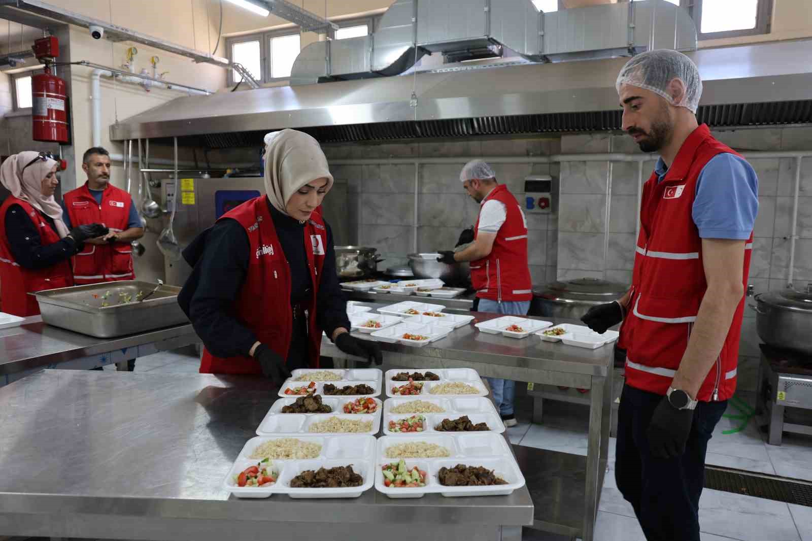 Türk Kızılay’dan huzurevi sakinlerine anlamlı ağırlama