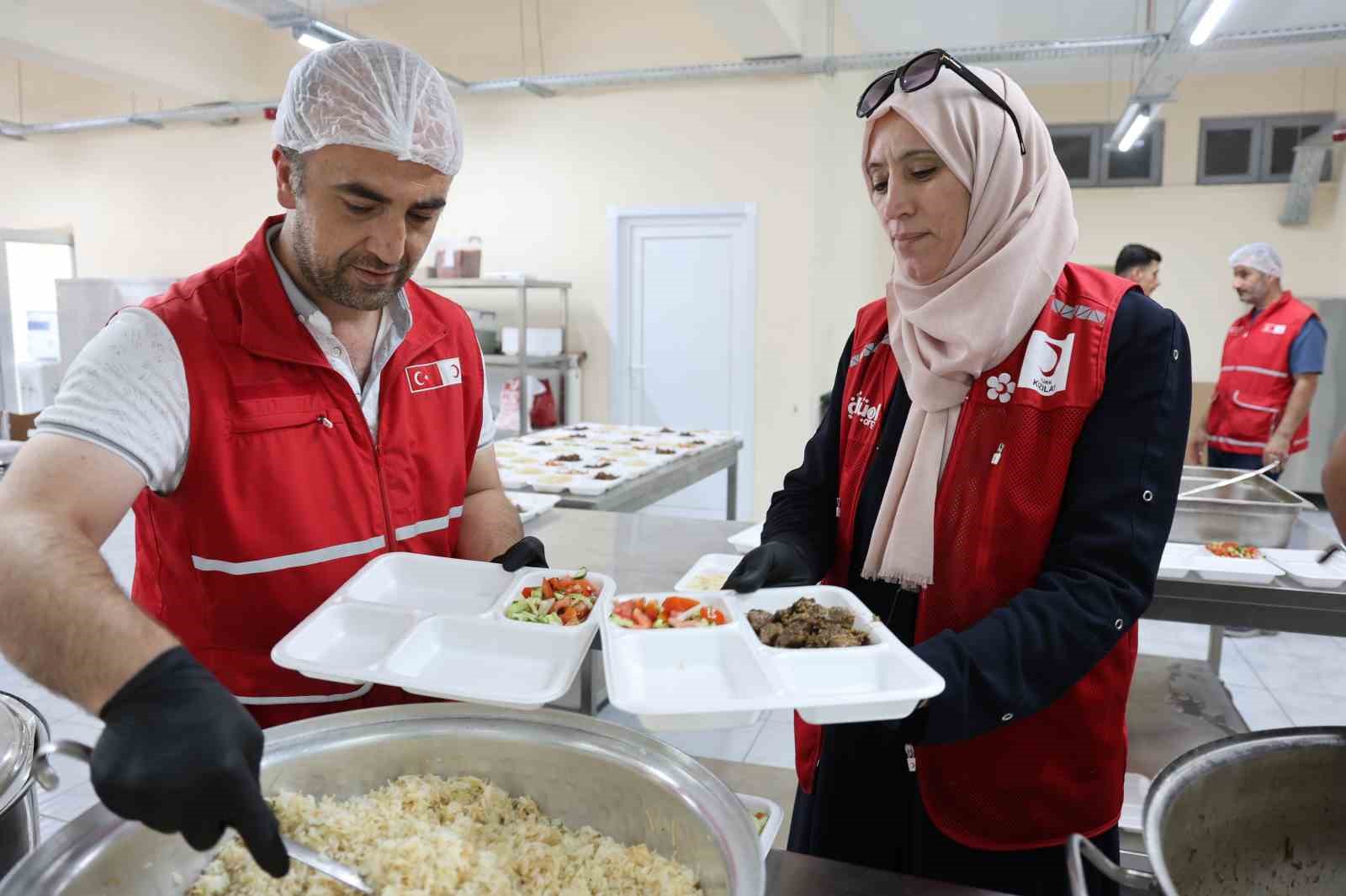 Türk Kızılay’dan huzurevi sakinlerine anlamlı ağırlama