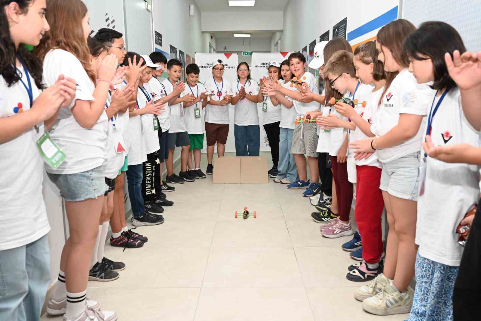 Meyve ve sebzelerin gücünü kullanarak araç tasarladılar