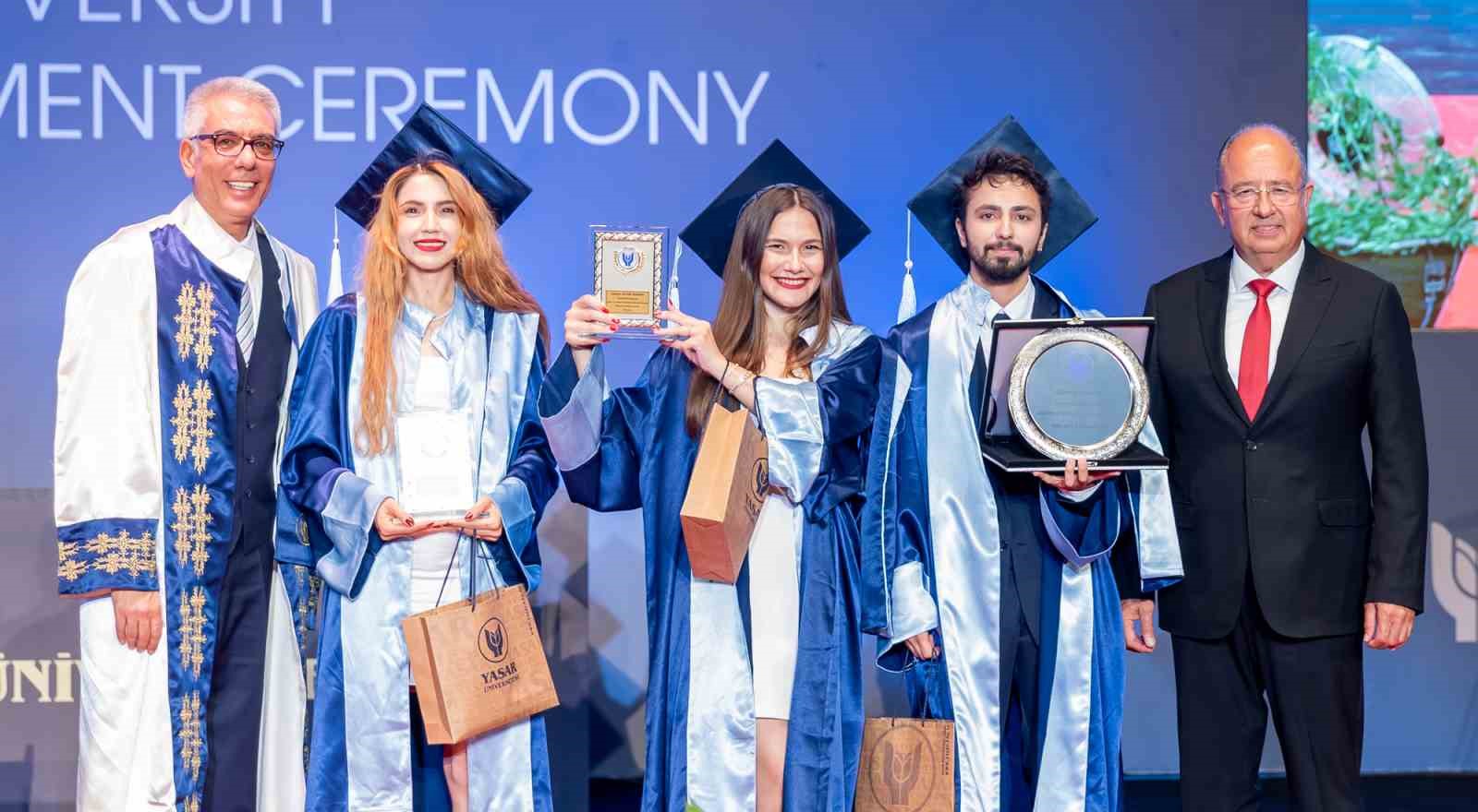 Yaşar Üniversitesi’nde mezuniyet coşkusu