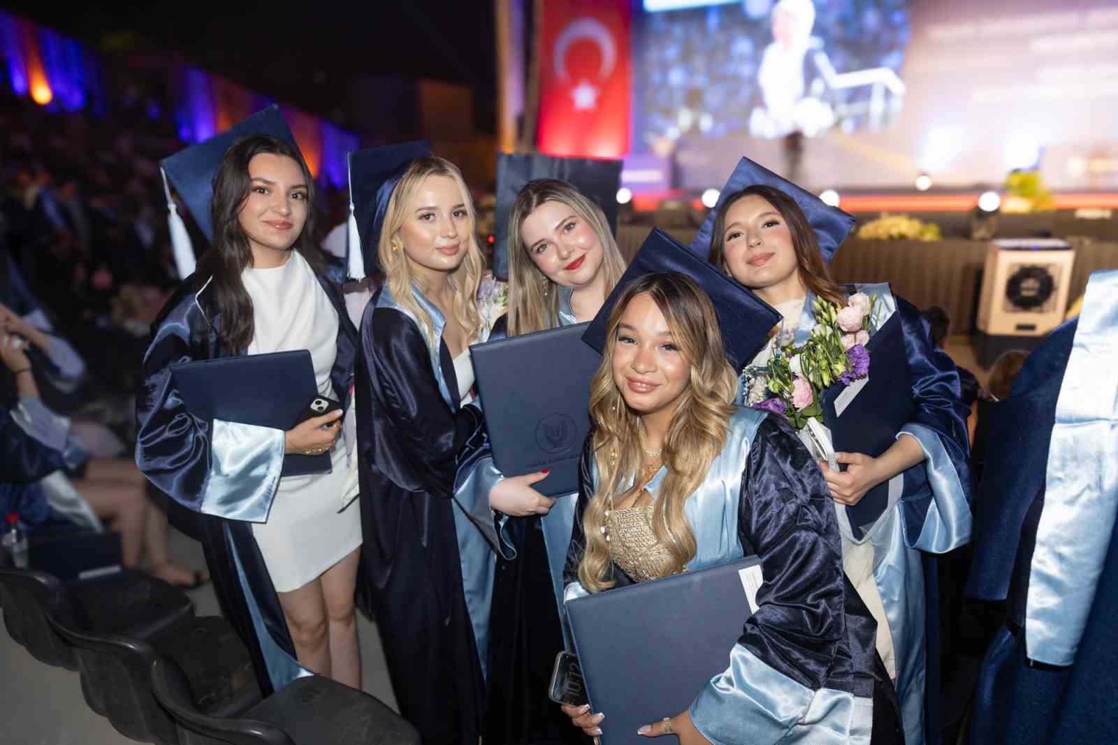 Yaşar Üniversitesi’nde mezuniyet coşkusu