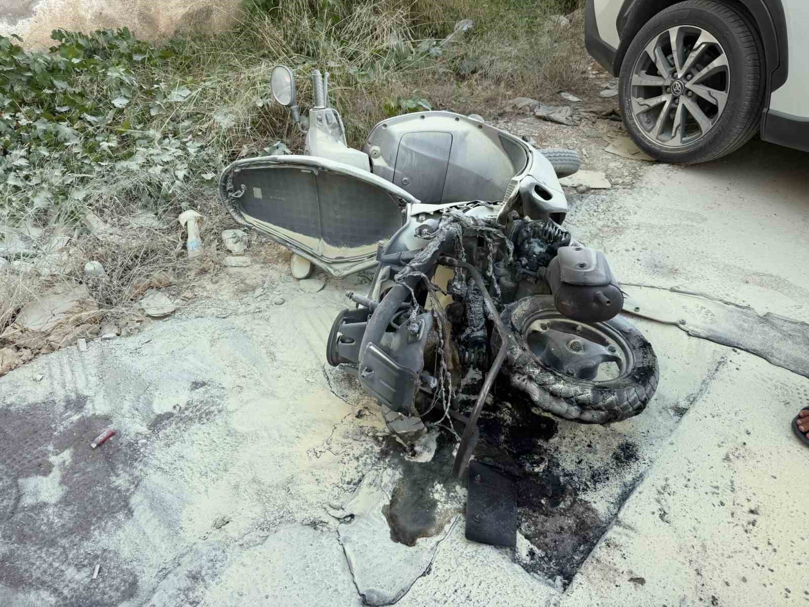 Park ettiği motosiklet alev topuna döndü, diğer araçlara sıçramaması için hayatını hiçe saydı