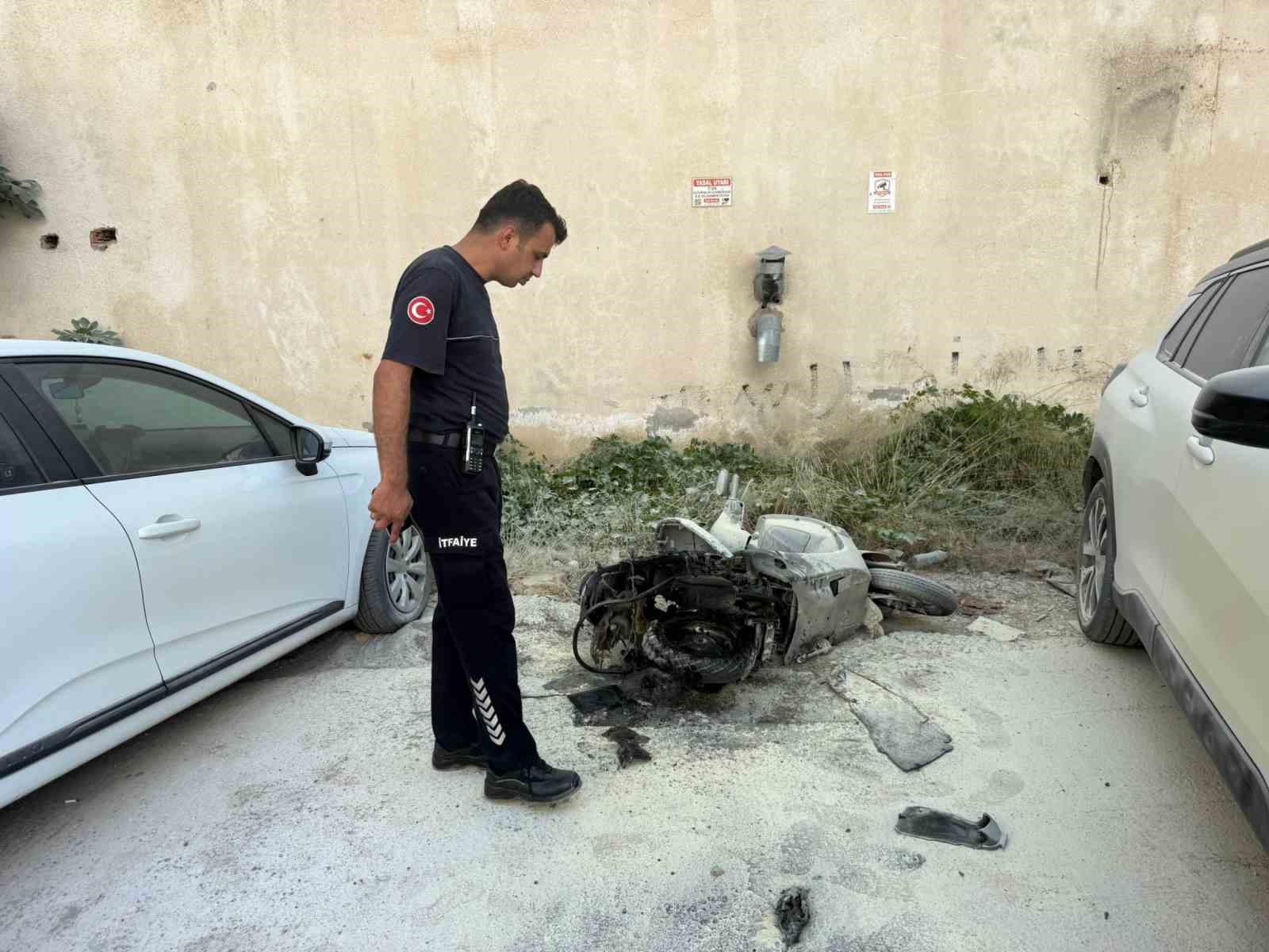 Park ettiği motosiklet alev topuna döndü, diğer araçlara sıçramaması için hayatını hiçe saydı