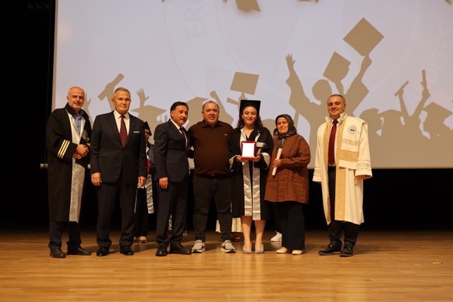 Artaş Holding Yönetim Kurulu Başkanı Çetinsaya, Erciyes Üniversitesi İletişim Fakültesi’nin mezuniyet törenine katıldı