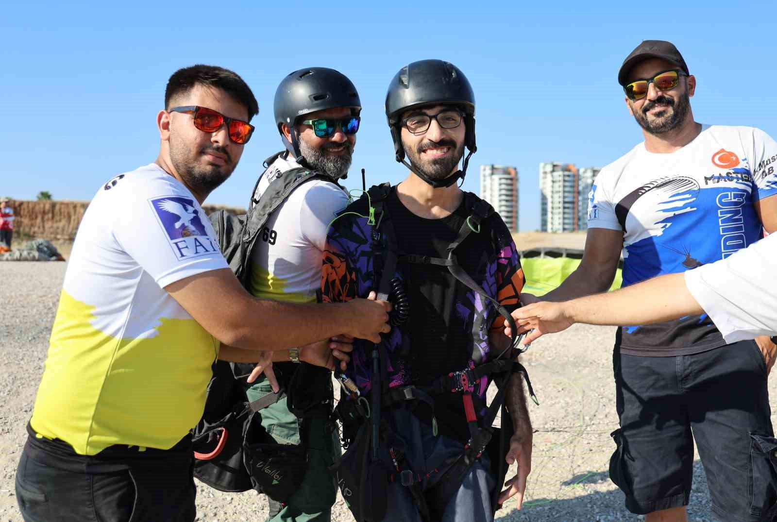 Serebral palsili Cabbar doğum gününde yamaç paraşütüyle uçtu