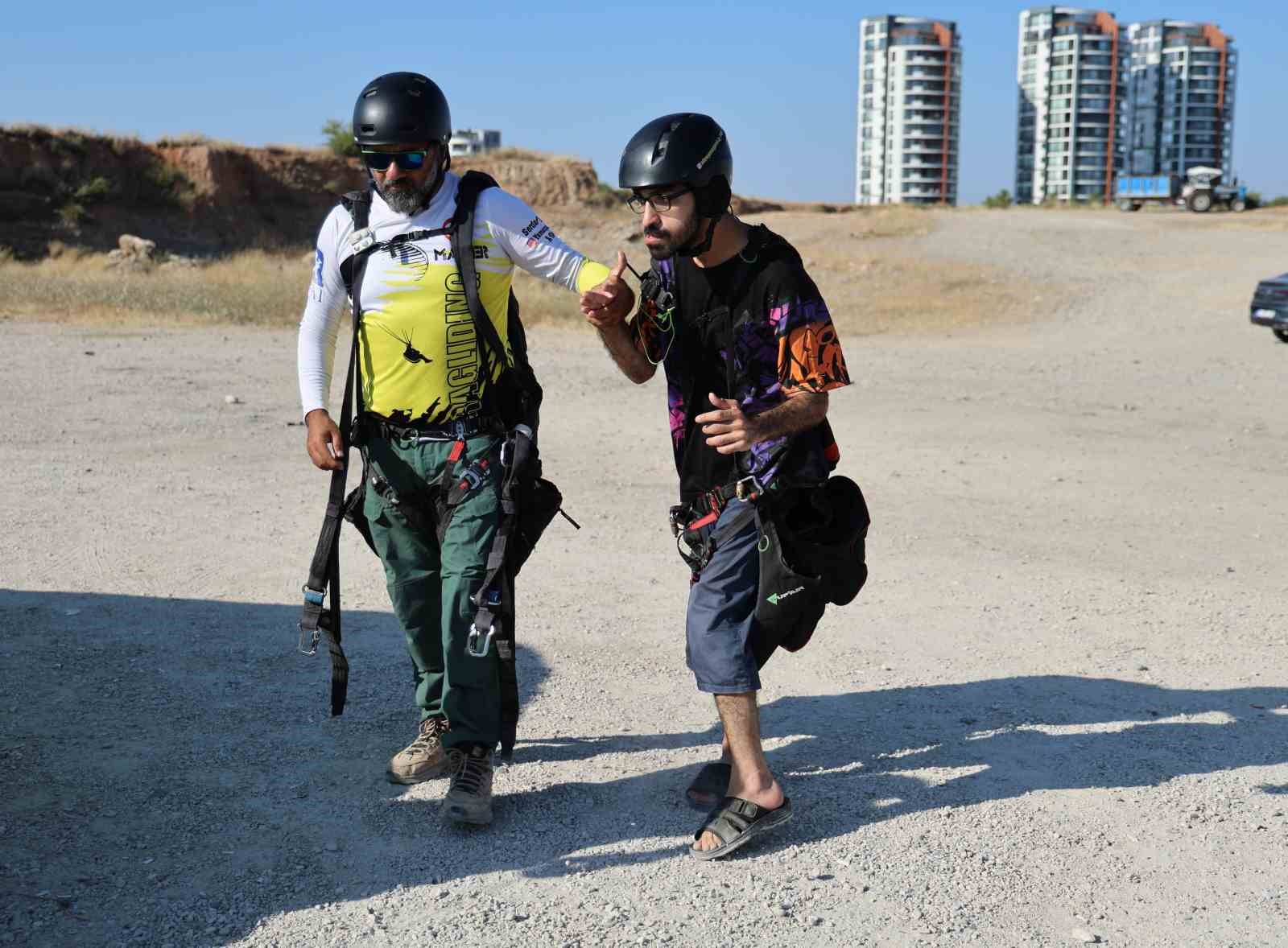 Serebral palsili Cabbar doğum gününde yamaç paraşütüyle uçtu
